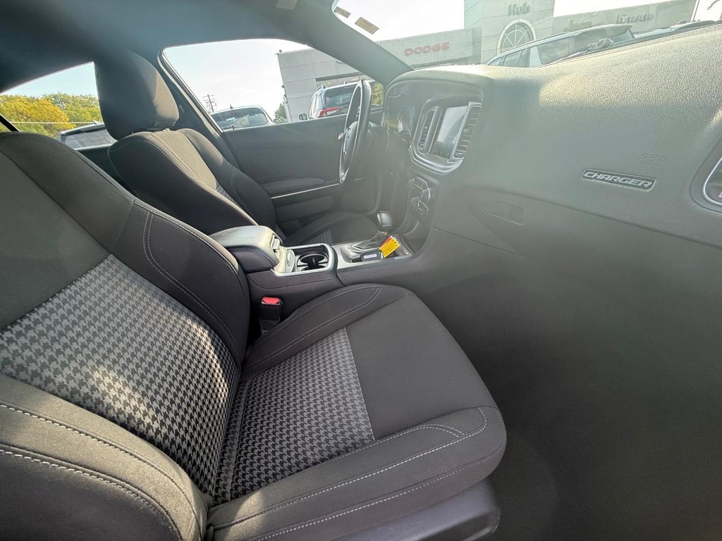 Dodge Charger Vehicle Full-screen Gallery Image 09