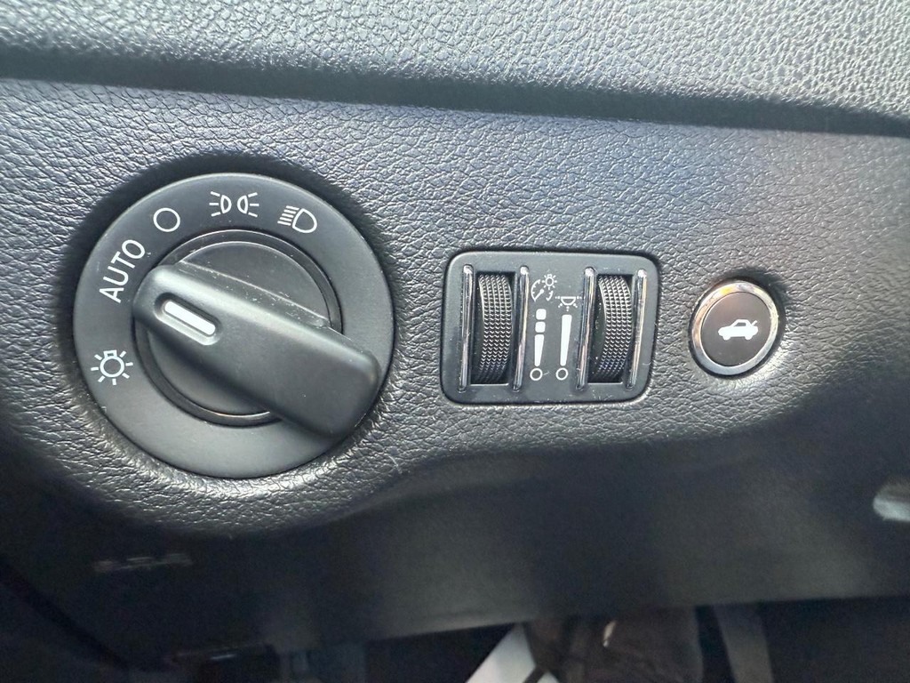 Dodge Charger Vehicle Full-screen Gallery Image 24