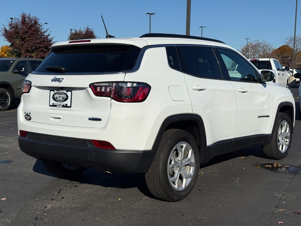 Jeep Compass Vehicle Full-screen Gallery Image 04