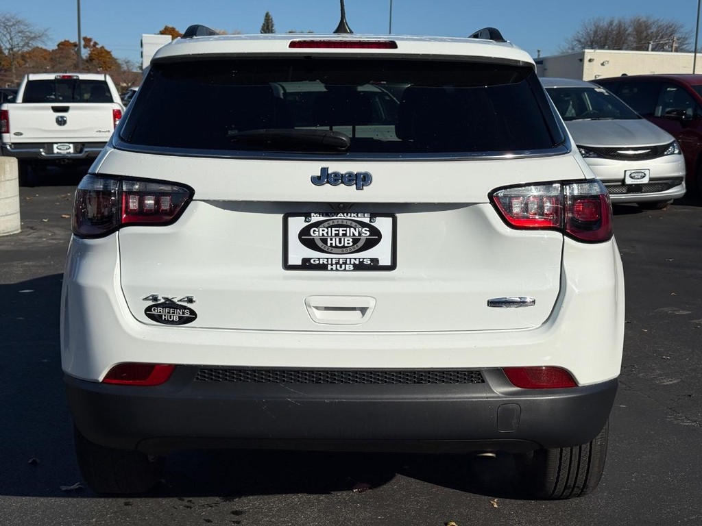 Jeep Compass Vehicle Full-screen Gallery Image 05