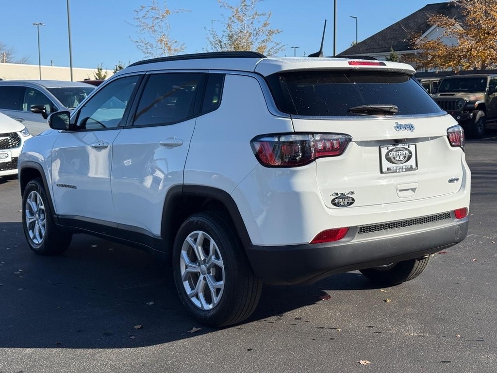 Jeep Compass Vehicle Full-screen Gallery Image 06
