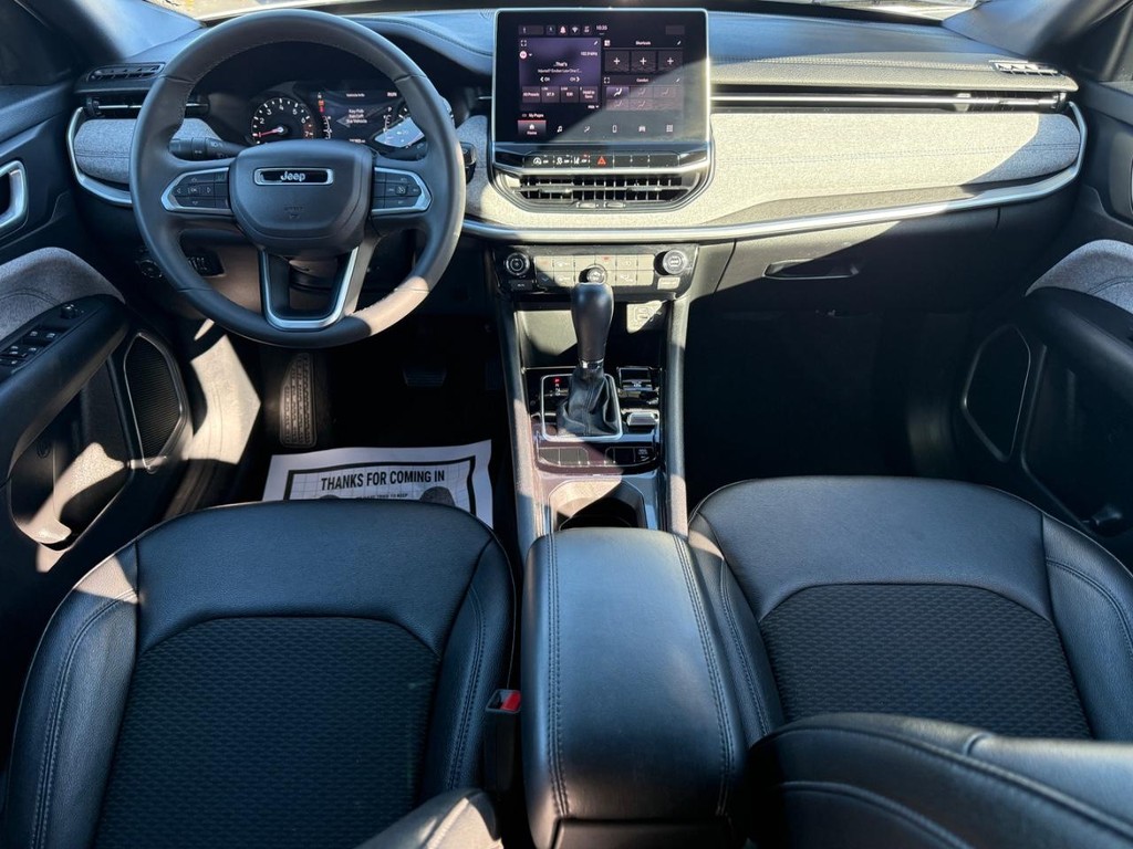 Jeep Compass Vehicle Full-screen Gallery Image 12