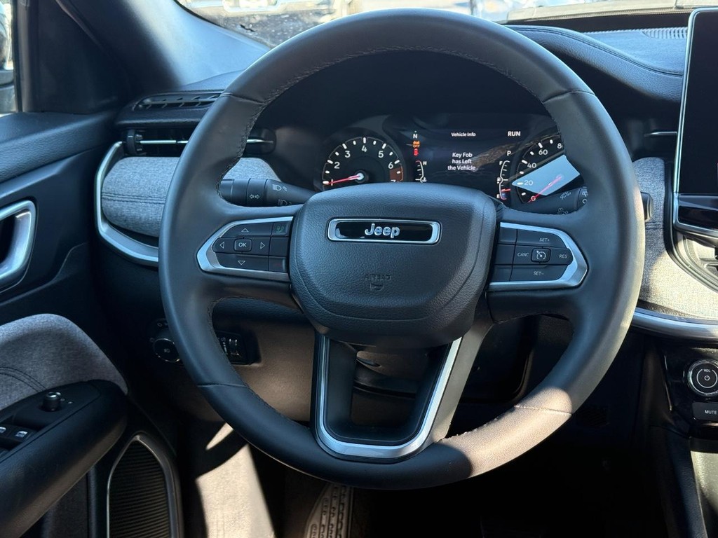 Jeep Compass Vehicle Full-screen Gallery Image 13