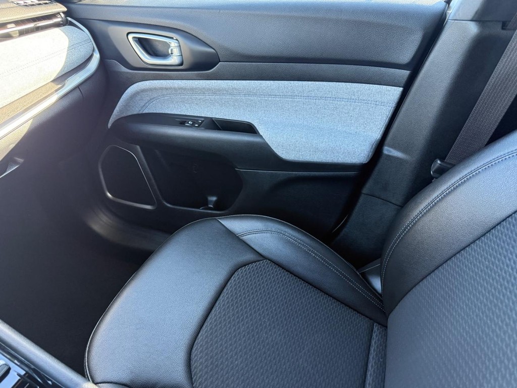 Jeep Compass Vehicle Full-screen Gallery Image 21