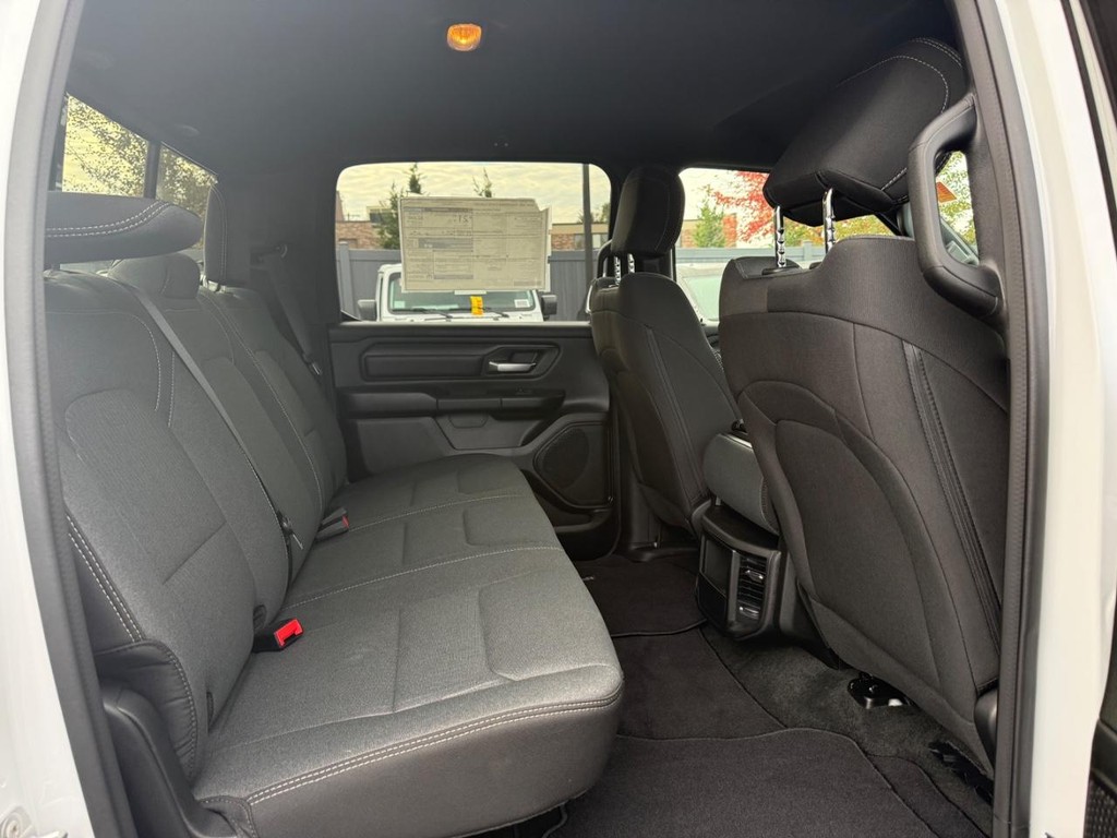 Ram 1500 Vehicle Full-screen Gallery Image 11