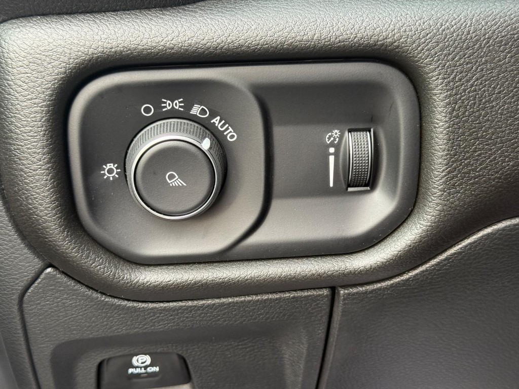 Ram 1500 Vehicle Full-screen Gallery Image 23