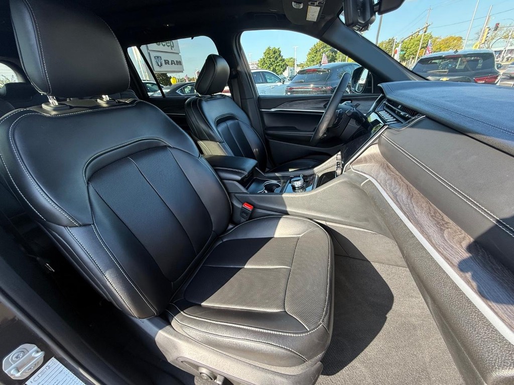 Jeep Grand Cherokee L Vehicle Full-screen Gallery Image 07