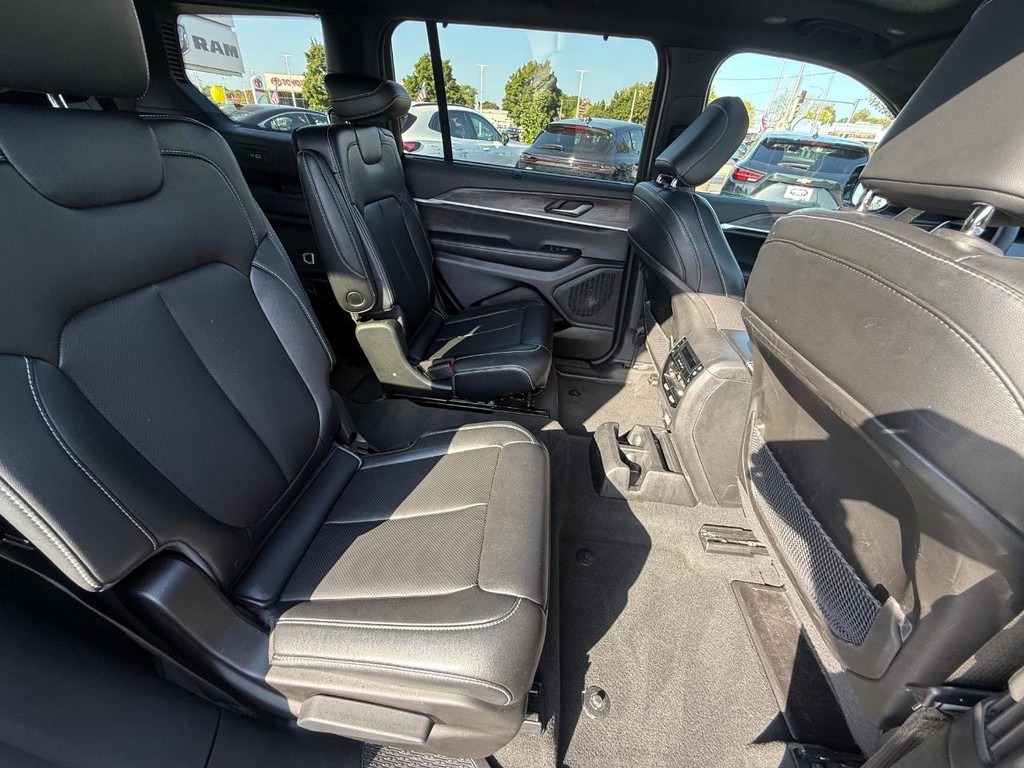 Jeep Grand Cherokee L Vehicle Full-screen Gallery Image 08