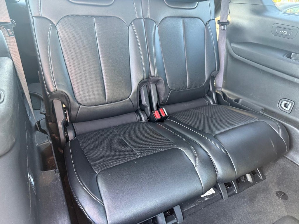 Jeep Grand Cherokee L Vehicle Full-screen Gallery Image 09