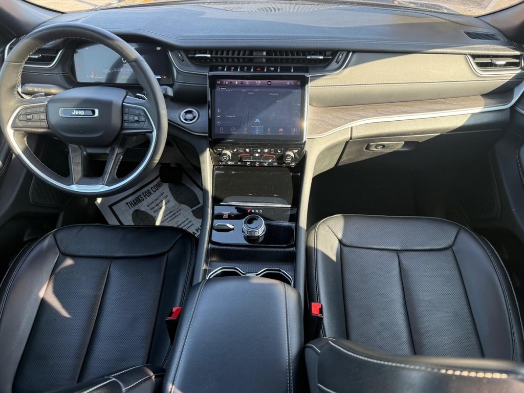 Jeep Grand Cherokee L Vehicle Full-screen Gallery Image 10