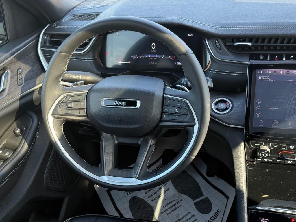 Jeep Grand Cherokee L Vehicle Full-screen Gallery Image 11