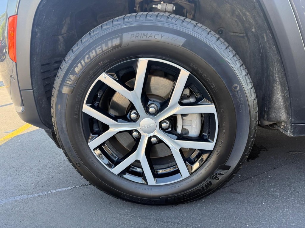 Jeep Grand Cherokee L Vehicle Full-screen Gallery Image 13