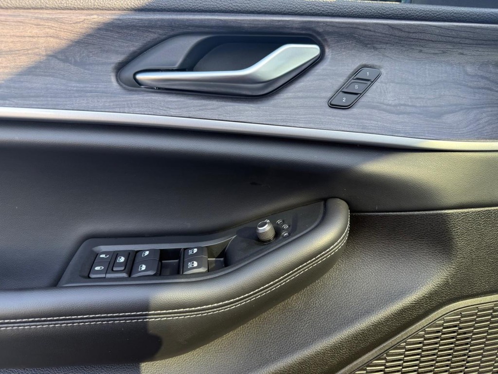 Jeep Grand Cherokee L Vehicle Full-screen Gallery Image 15