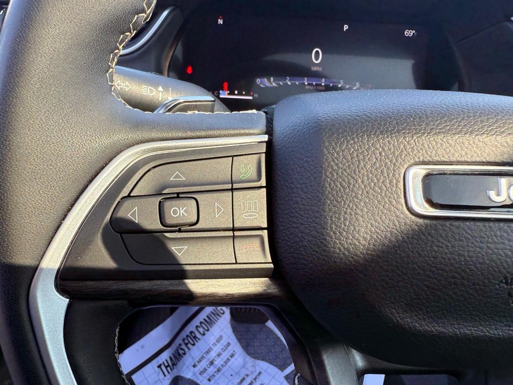 Jeep Grand Cherokee L Vehicle Full-screen Gallery Image 16