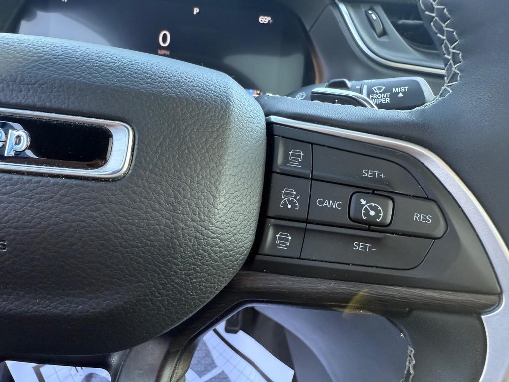 Jeep Grand Cherokee L Vehicle Full-screen Gallery Image 17