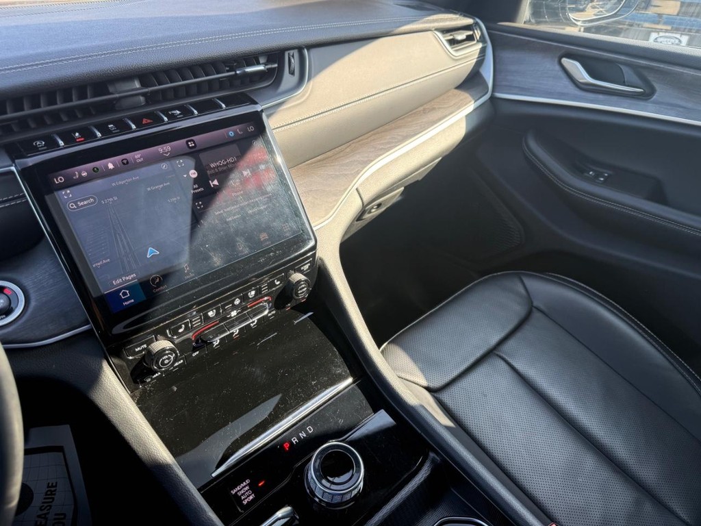 Jeep Grand Cherokee L Vehicle Full-screen Gallery Image 22