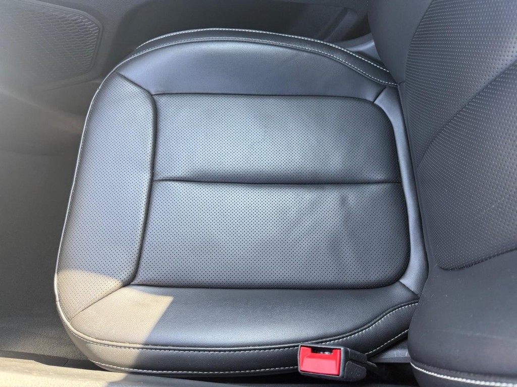 Jeep Grand Cherokee L Vehicle Full-screen Gallery Image 23