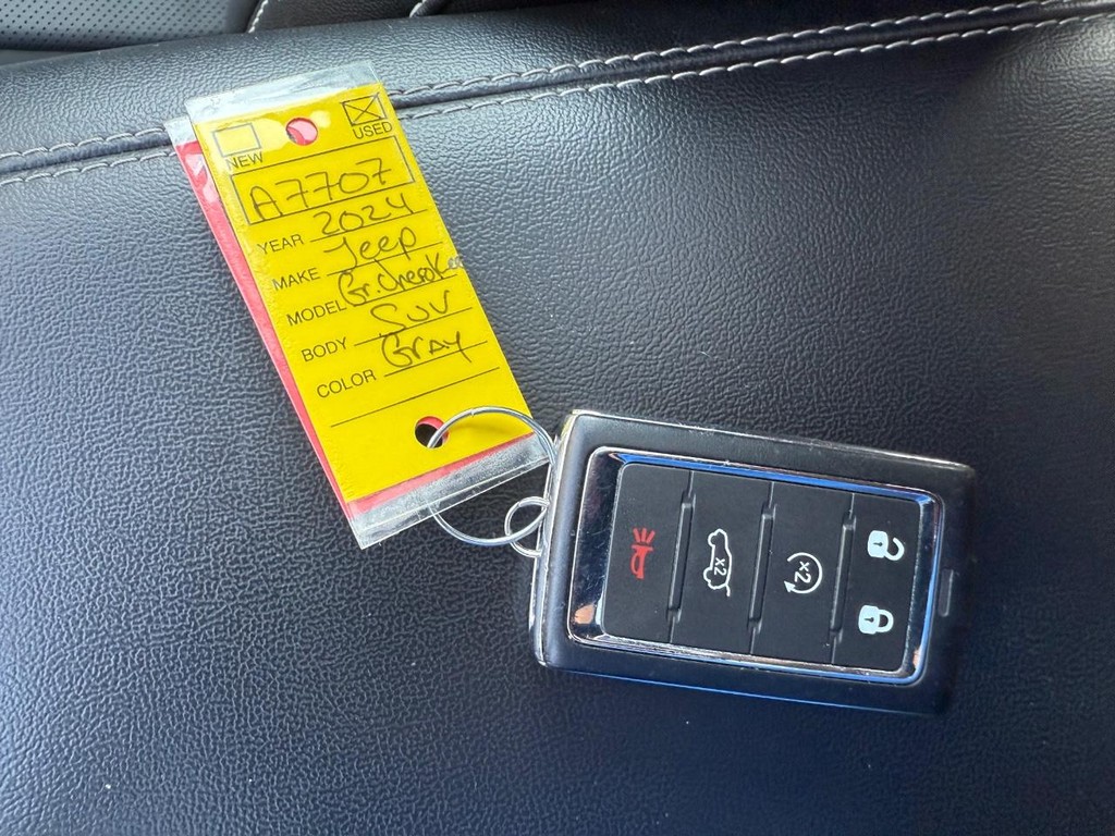 Jeep Grand Cherokee L Vehicle Full-screen Gallery Image 27