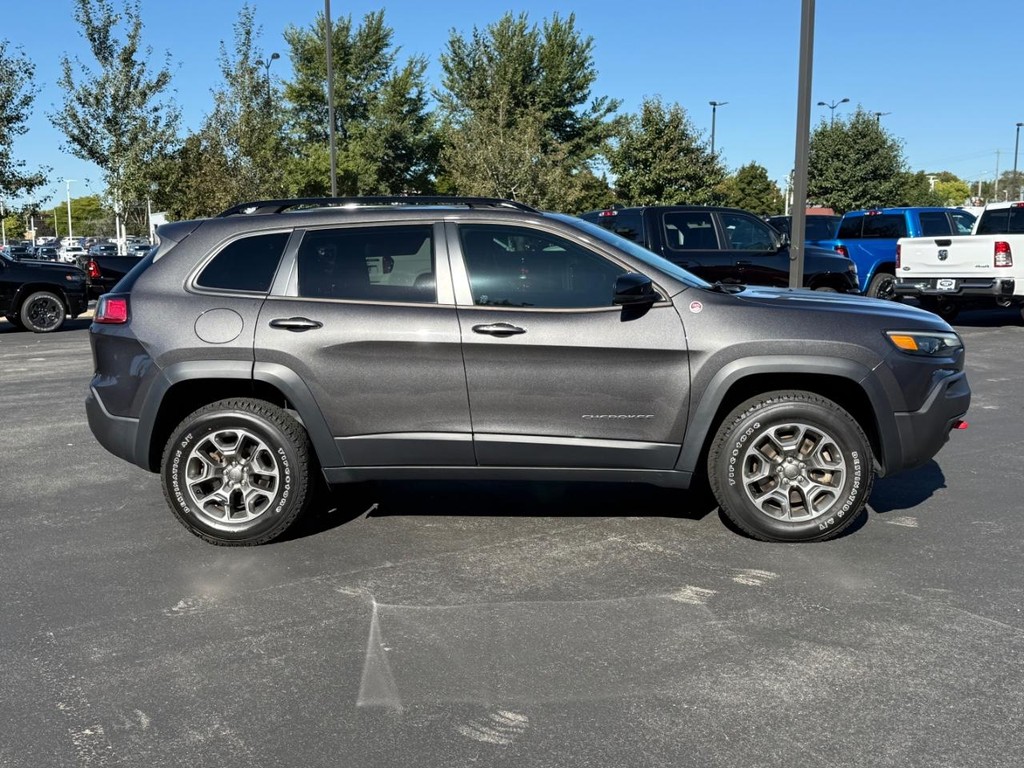 Jeep Cherokee Vehicle Full-screen Gallery Image 05