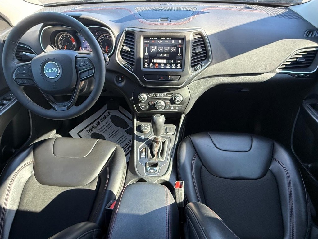 Jeep Cherokee Vehicle Full-screen Gallery Image 09