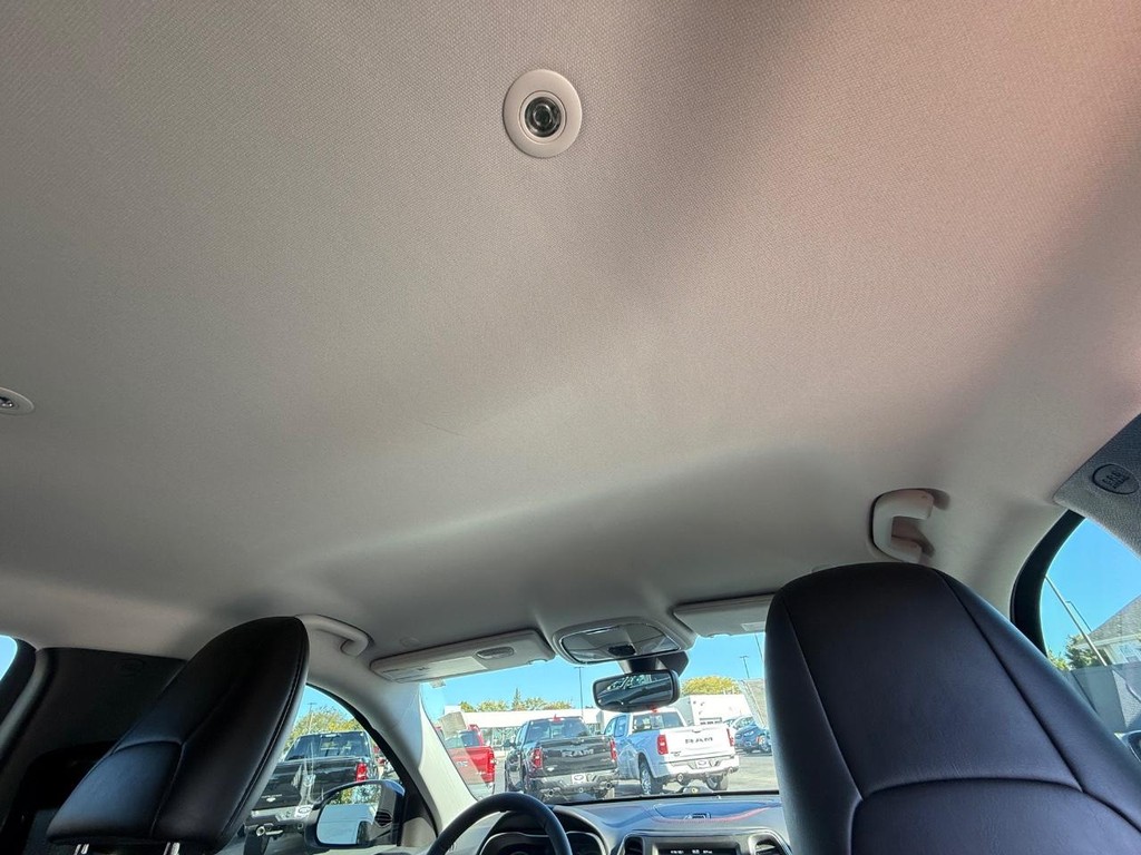 Jeep Cherokee Vehicle Full-screen Gallery Image 10