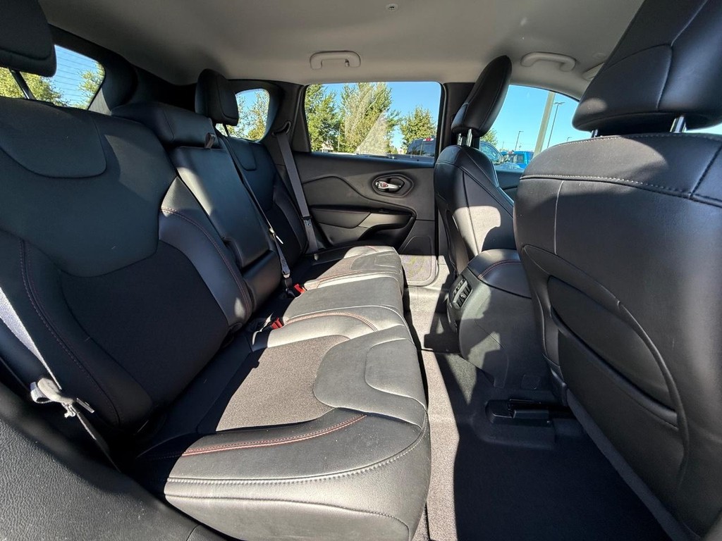 Jeep Cherokee Vehicle Full-screen Gallery Image 11