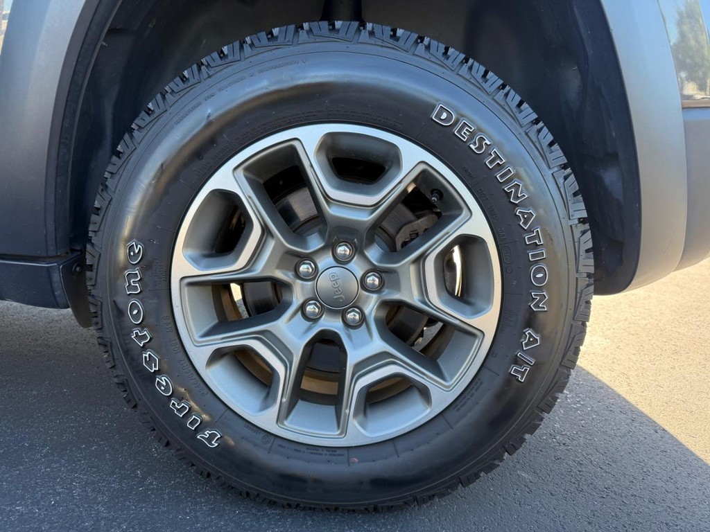 Jeep Cherokee Vehicle Full-screen Gallery Image 13