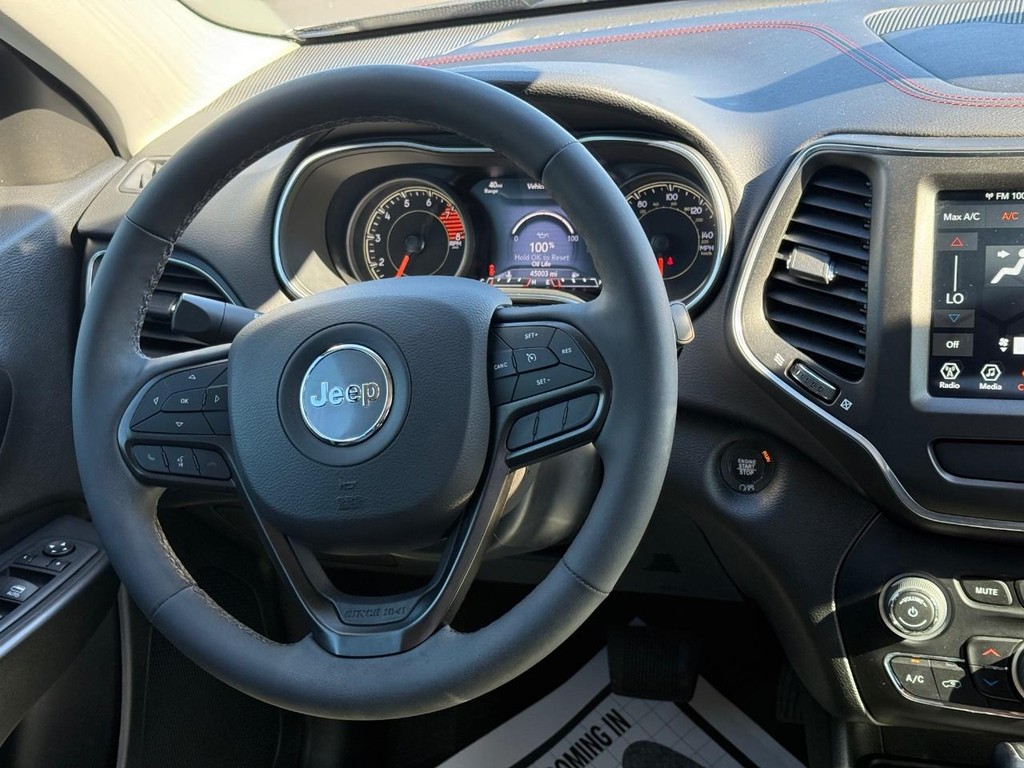 Jeep Cherokee Vehicle Full-screen Gallery Image 14