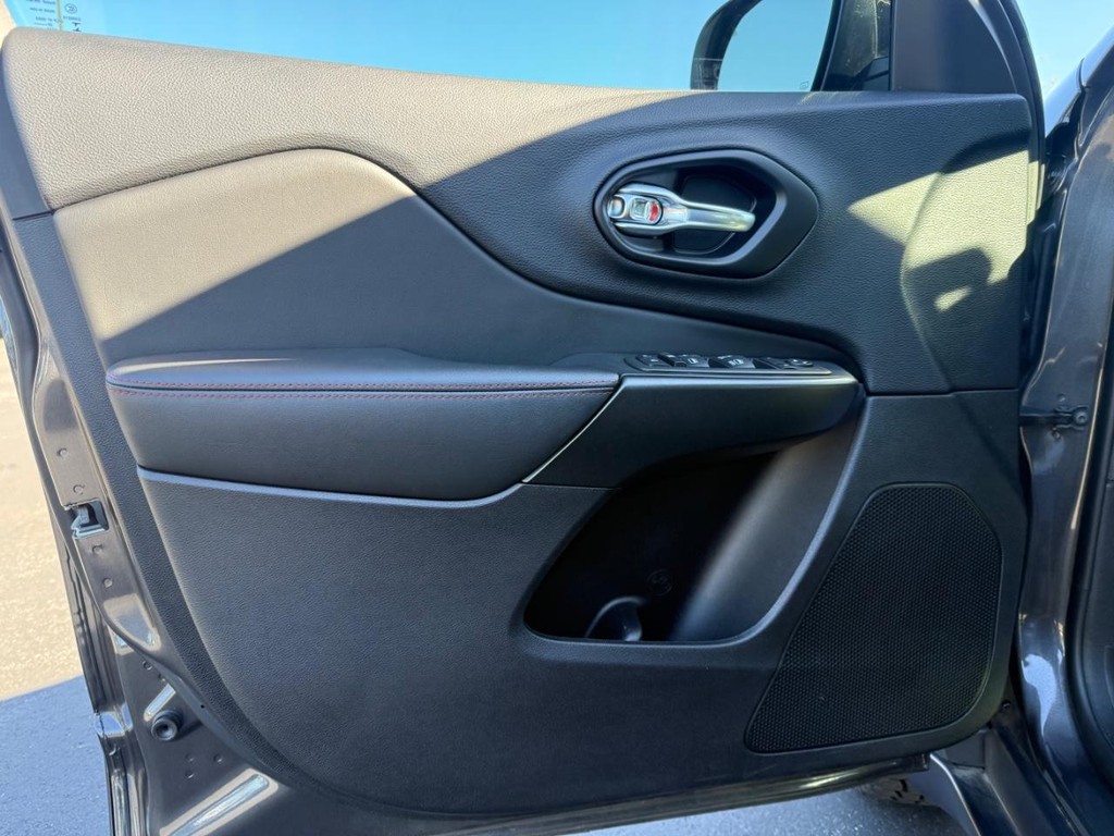 Jeep Cherokee Vehicle Full-screen Gallery Image 16