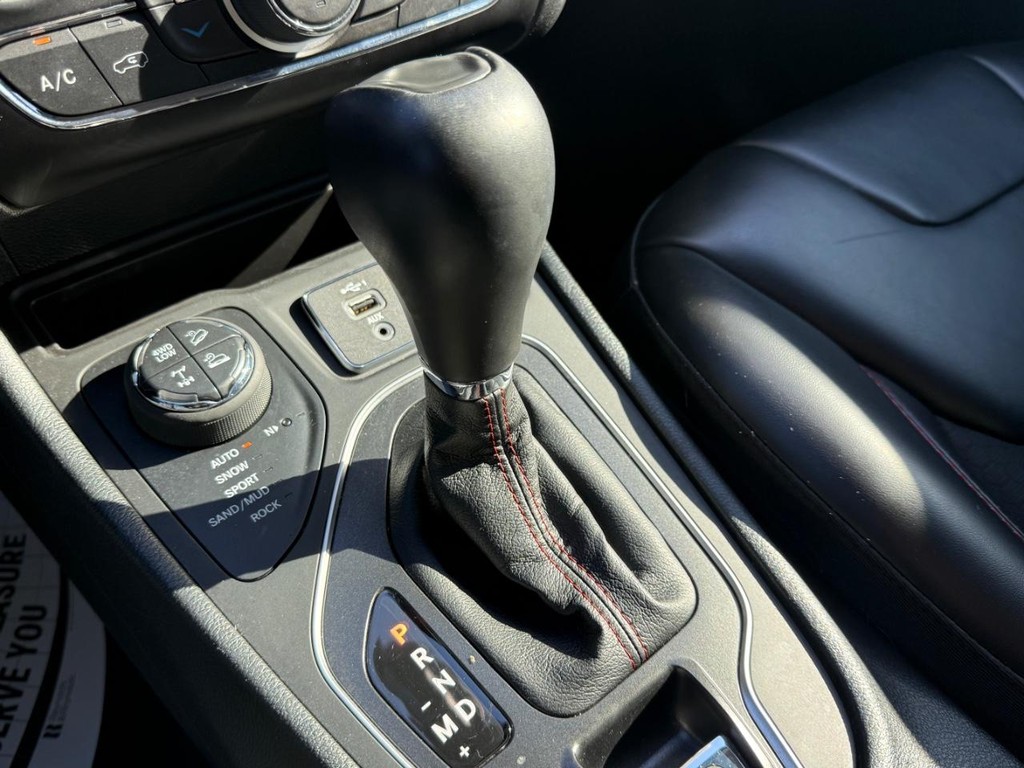 Jeep Cherokee Vehicle Full-screen Gallery Image 20