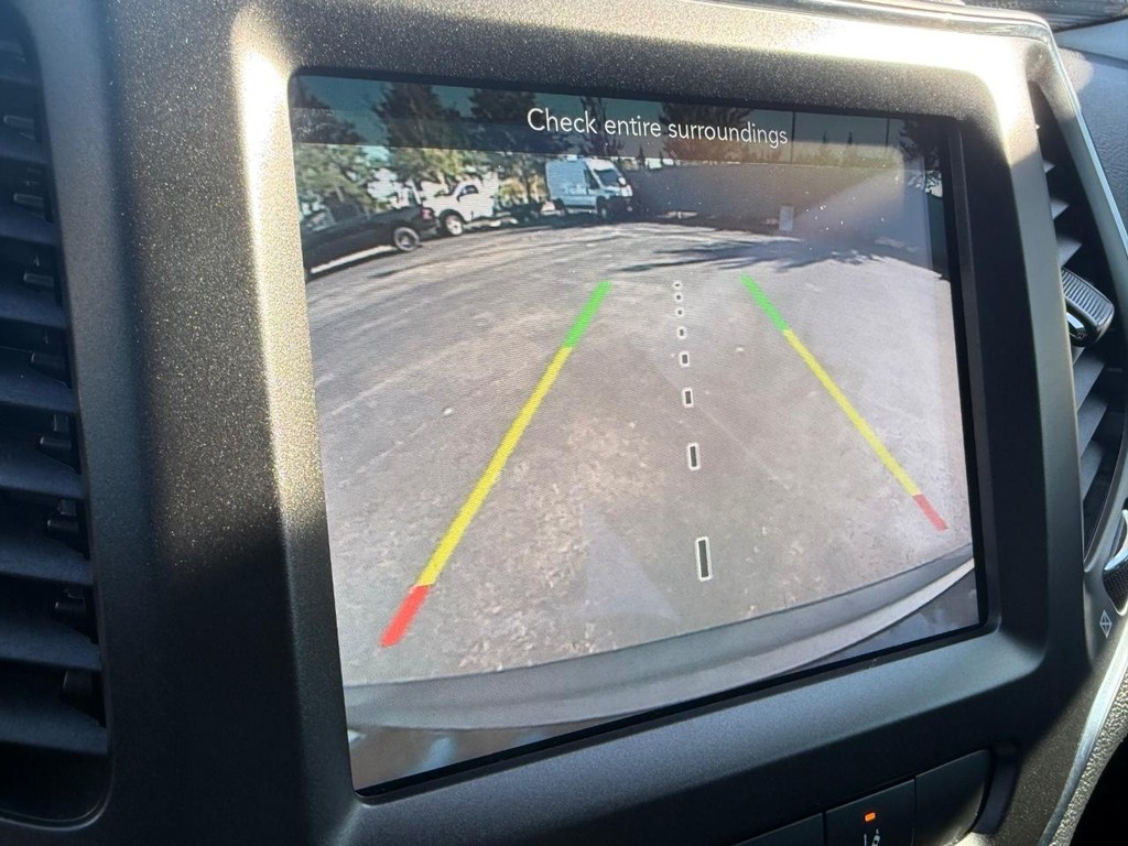 Jeep Cherokee Vehicle Full-screen Gallery Image 22