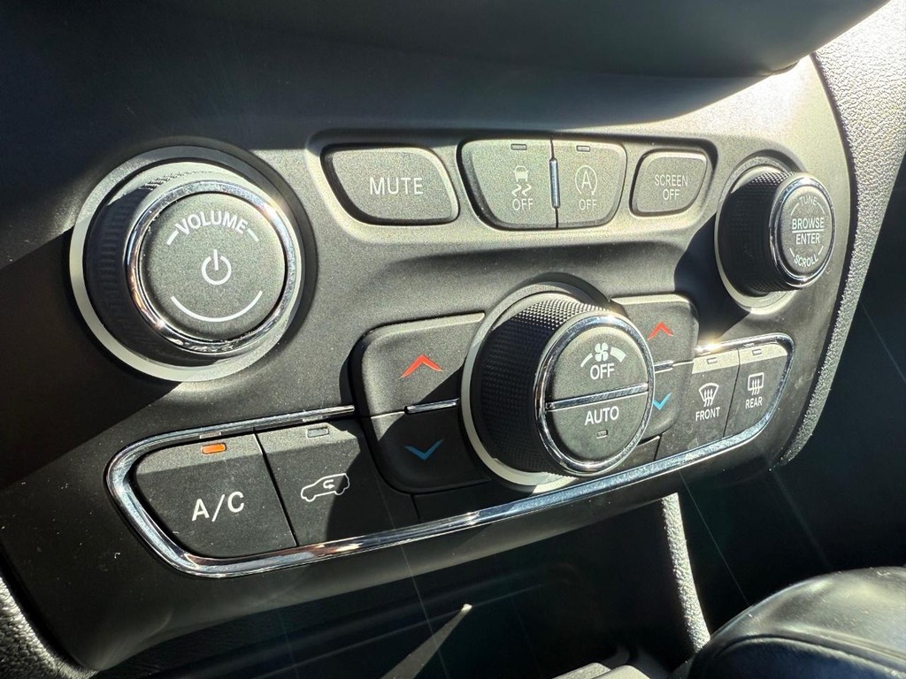 Jeep Cherokee Vehicle Full-screen Gallery Image 23