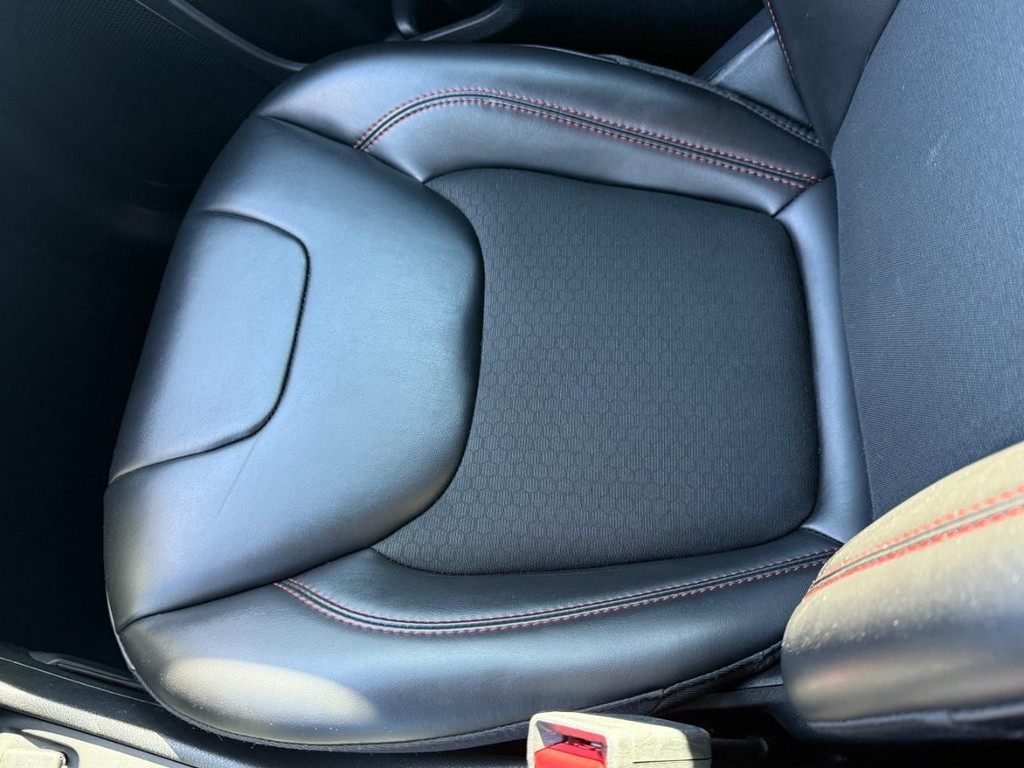 Jeep Cherokee Vehicle Full-screen Gallery Image 24