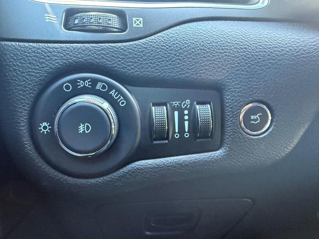 Jeep Cherokee Vehicle Full-screen Gallery Image 25