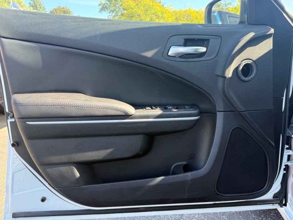 Dodge Charger Vehicle Full-screen Gallery Image 13