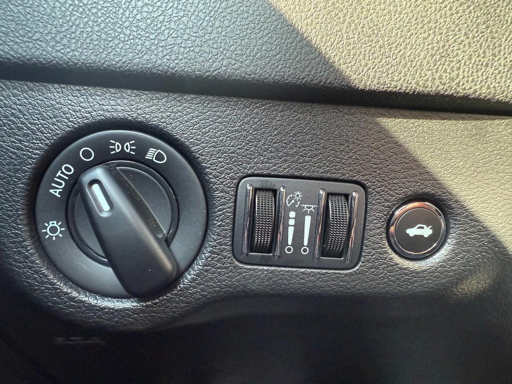 Dodge Charger Vehicle Full-screen Gallery Image 23