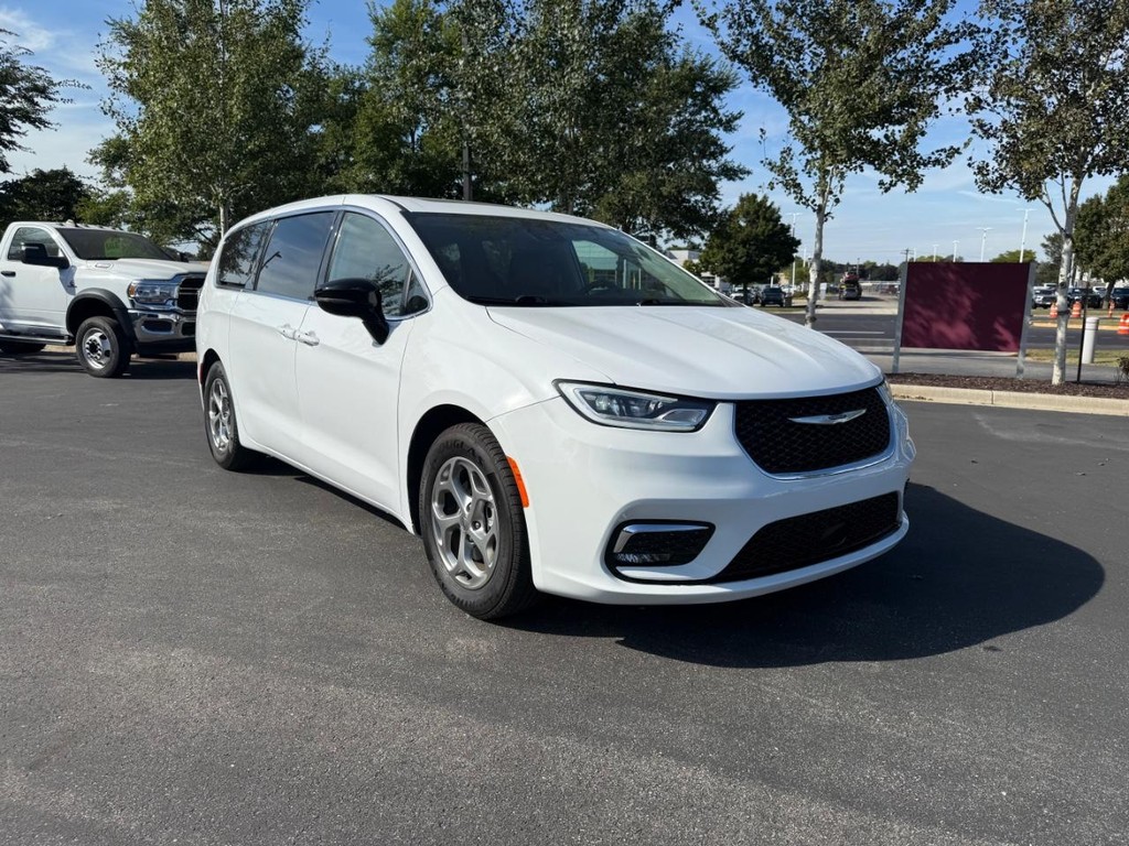 Chrysler Pacifica Vehicle Full-screen Gallery Image 02