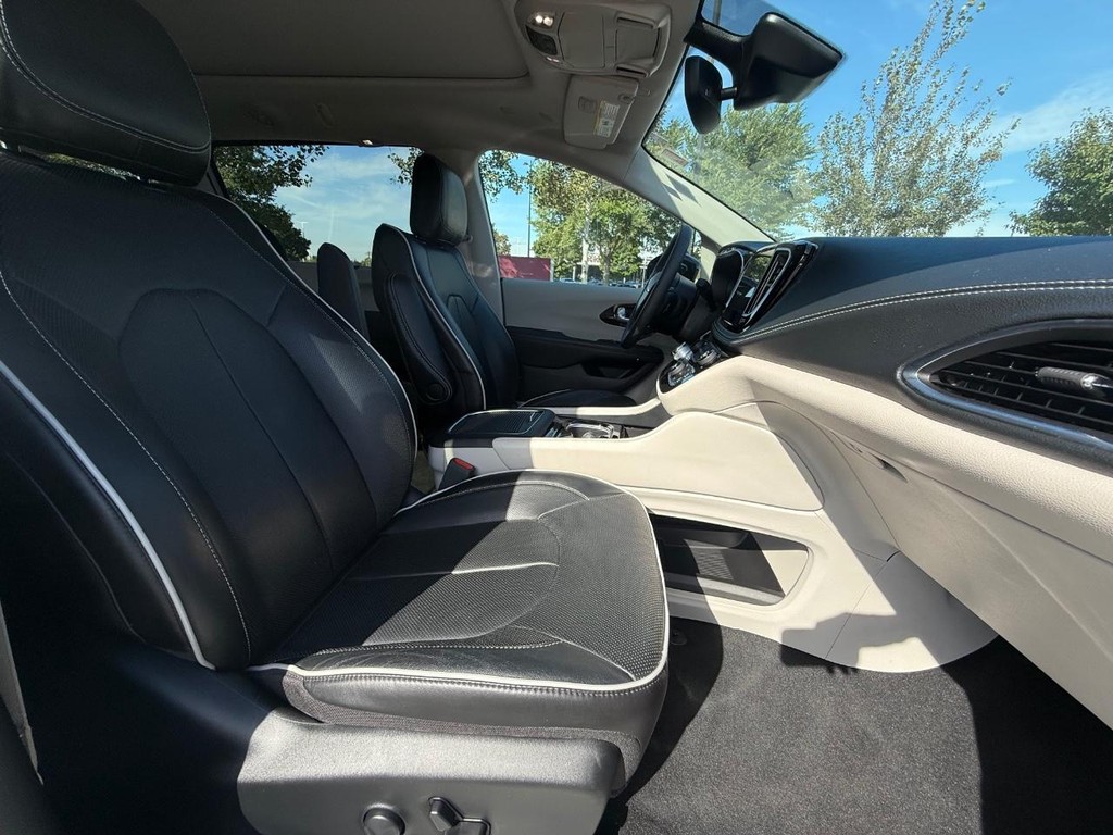 Chrysler Pacifica Vehicle Full-screen Gallery Image 06