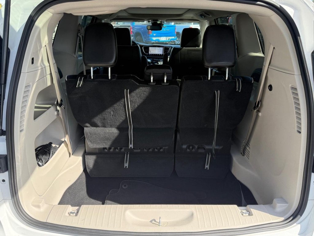 Chrysler Pacifica Vehicle Full-screen Gallery Image 07