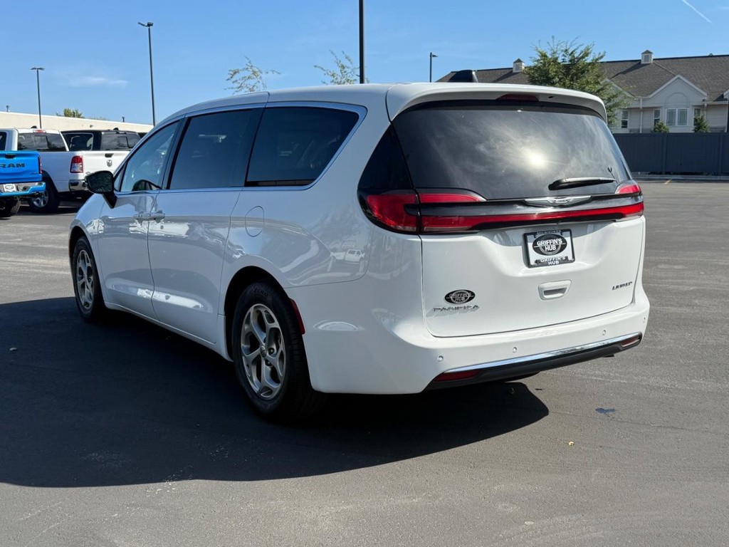 Chrysler Pacifica Vehicle Full-screen Gallery Image 08
