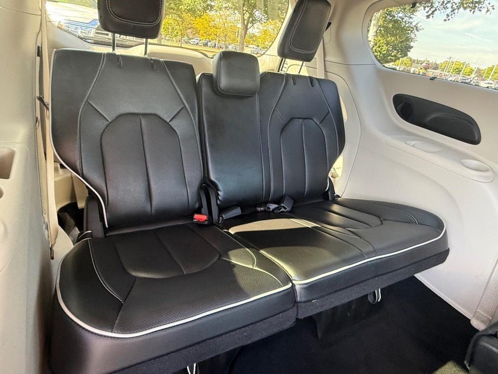 Chrysler Pacifica Vehicle Full-screen Gallery Image 10