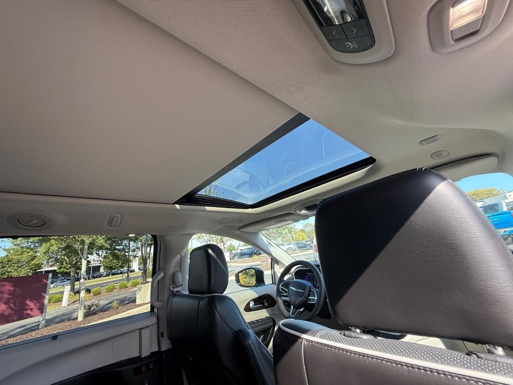 Chrysler Pacifica Vehicle Full-screen Gallery Image 11