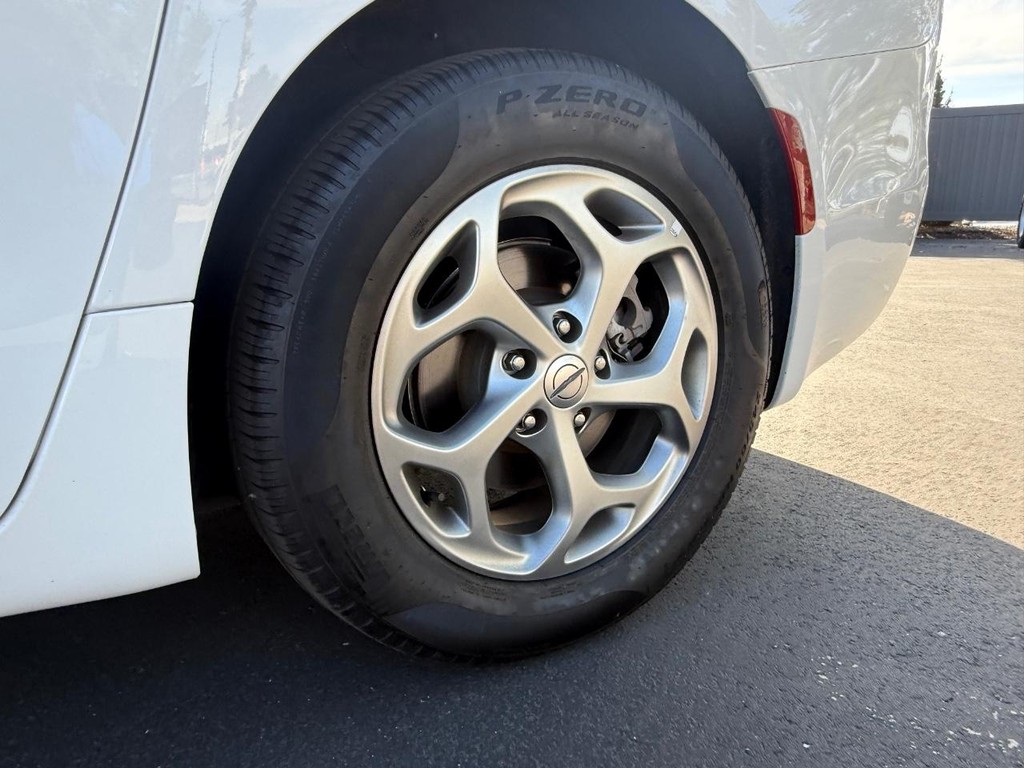 Chrysler Pacifica Vehicle Full-screen Gallery Image 12