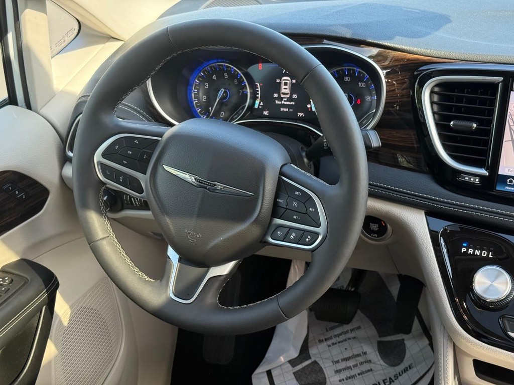 Chrysler Pacifica Vehicle Full-screen Gallery Image 13