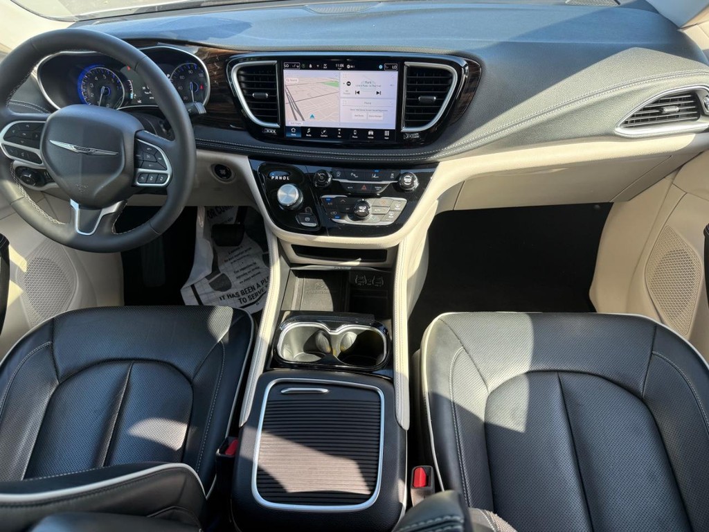 Chrysler Pacifica Vehicle Full-screen Gallery Image 14