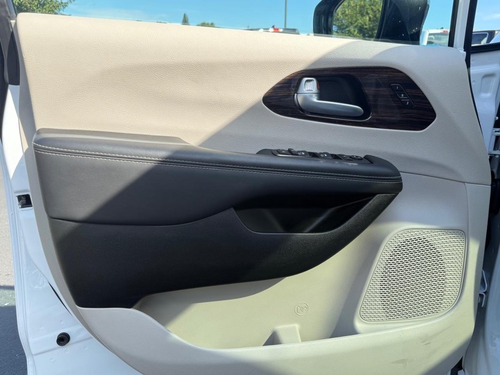 Chrysler Pacifica Vehicle Full-screen Gallery Image 15