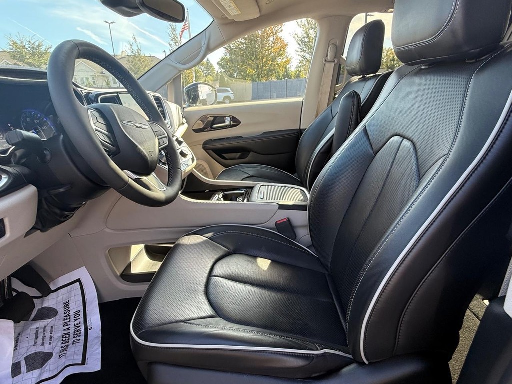 Chrysler Pacifica Vehicle Full-screen Gallery Image 16