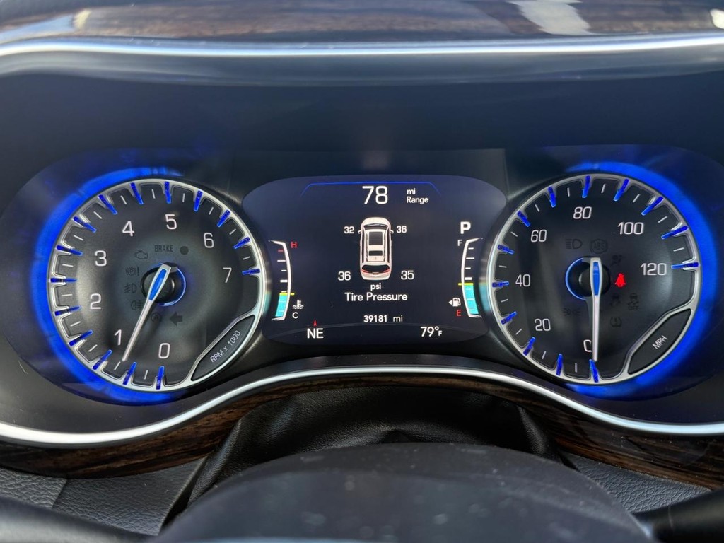 Chrysler Pacifica Vehicle Full-screen Gallery Image 17