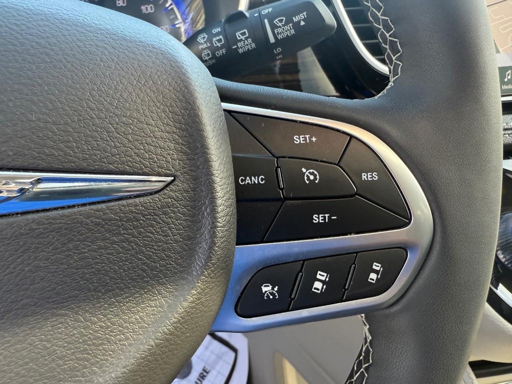 Chrysler Pacifica Vehicle Full-screen Gallery Image 18