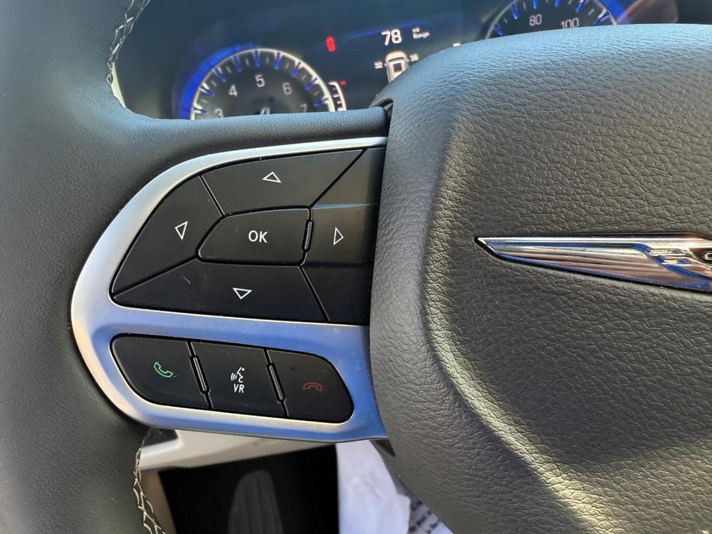 Chrysler Pacifica Vehicle Full-screen Gallery Image 19